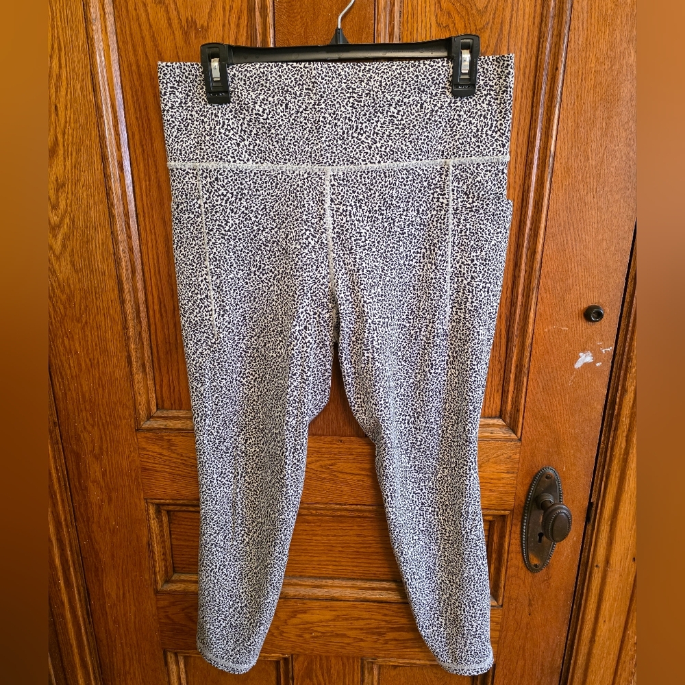 Athleta Salutation Stash Pocket Tight. Micro Cheetah. Size L